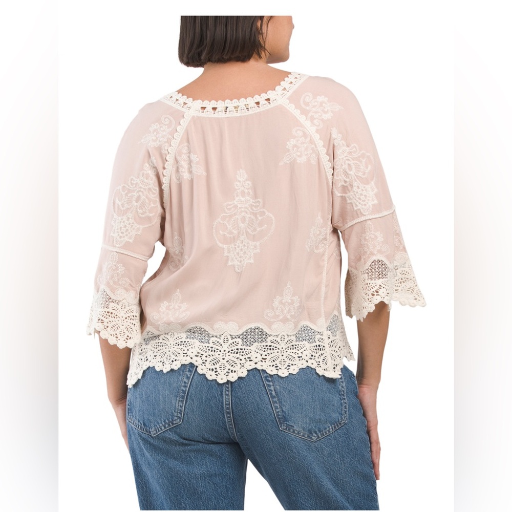 DEMOCRACY Boho style
Split Neck Two Tone Cropped Crochet Top - Picture 2 of 3